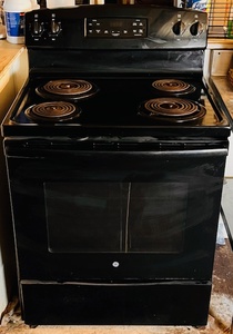 lot 135 image: Black GE Electric Stove