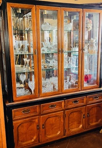 lot 150 image: Beautiful &amp Elegant Lighted Display Case - Contents Not Included