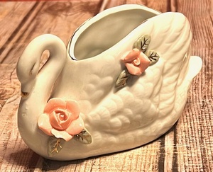 lot 207 image: 1970s Got Porcelain Swan Planter W Gold Trim