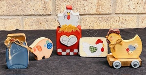 lot 250 image: Wooden BarnyardFarm Decor
