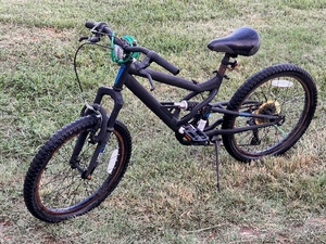 lot 286 image: Hyper Shocker 26 inch Mountain Bike for Men - Black
