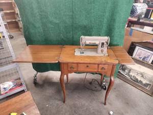 lot 148 image: Collectible vintage Singer sewing machine in maple cabinet - Queen Anne Style