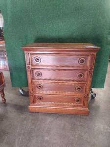 lot 163 image: Vintage 4 drawer chest - cherry