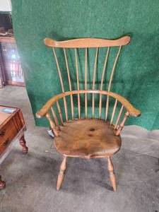 lot 104 image: Vintage Windsor chair