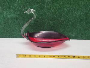 lot 4 image: Vintage Duncan and Miller Ruby Red art glass Swann
