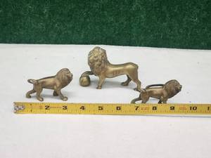 lot 13 image: Selection of 3 vintage brass Lions - 2 believed to be napkin holders