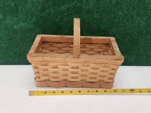 lot 16 image: Vintage basket hand made by N. C. Blind Craftsman