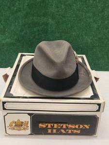 lot 18 image: Royal Stetson Fedora hat in box - size 7