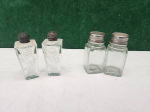 lot 27 image: Selection of 2 sets of vintage glass Salt & Pepper shakers
