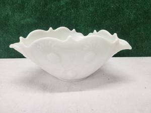 lot 28 image: Large vintage 3-sided milk glass bowl