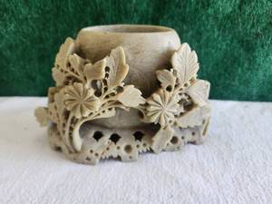 lot 29 image: Vintage hand carved soapstone vase