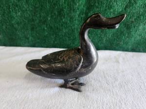 lot 31 image: Vintage cast iron duck with removable top (feathers)