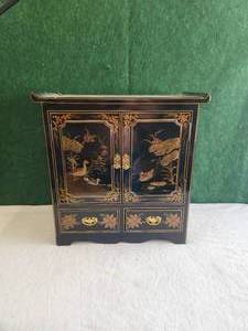 lot 34 image: Asian themed jewelry box