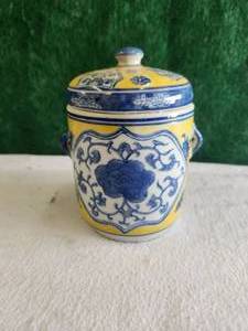 lot 60 image: Vintage Asian hand crafted yellow and blue ginger jar