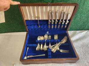 lot 65 image: Silverware set in box - 19th century British quadruple plate