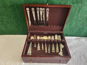 lot 69 image: 1847 Rogers Bros - Eternally Yours silverware set