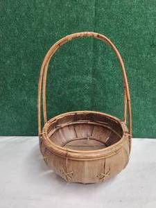 lot 70 image: Vintage hand-crafted basket