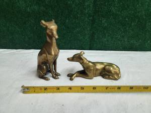 lot 81 image: Selection of 2 brass dogs