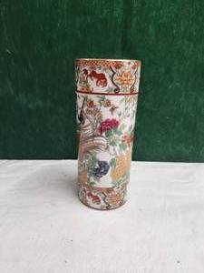 lot 85 image: Vintage Saji vase made in Japan