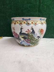 lot 100 image: Vintage Japanese Peacock themed pot - Lucky Dragon Pottery