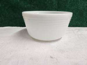 lot 109 image: Vintage Hamilton Beach - Pyrex mixing bowl