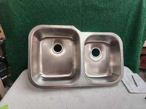 lot 114 image: Stainless steel sink