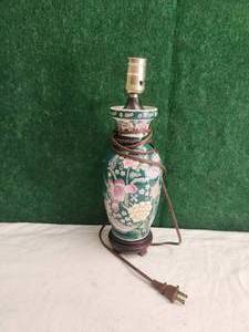 lot 116 image: Very nice vintage decorative lamp