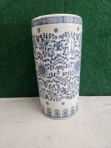 lot 141 image: Vintage blue and white umbrella stand