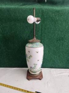 lot 143 image: Very nice decorative lamp