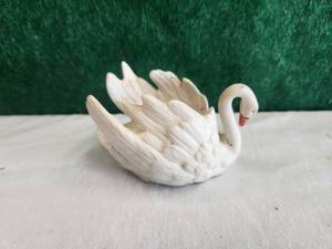 lot 154 image: Vintage Goebel Swan figurine