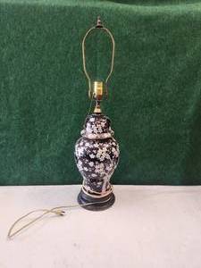 lot 168 image: Very nice urn style lamp