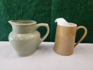 lot 185 image: Pair of ceramic pitchers - Garcia and Royal China