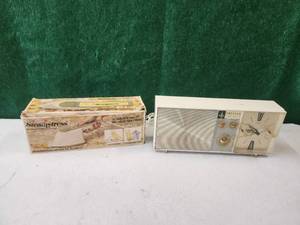 lot 195 image: Collectible vintage Emerson lifeliner II radio-clock and vintage Osrow steamstress iron