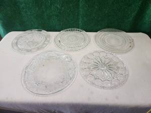 lot 200 image: Selection of vintage glass cake plates