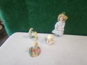 lot 212 image: Selection of collectible figurines