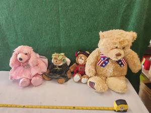 lot 217 image: Selection of stuffed bears