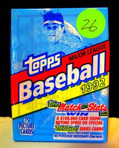 lot 26 image: VINTAGE SEALED PACK 1992 TOPPS BASEBALL WAX PACK (15 CARDS)