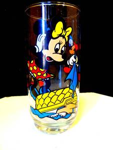 lot 33 image: RARE VINTAGE Walt Disney Productions MINNIE MOUSE CowBoys & Indians Pepsi Glass 1978