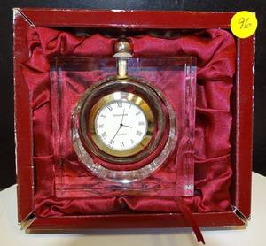 lot 96 image: BEAUTIFUL AUTHENTIC SHANNON CRYSTAL (IRELAND) TABLETOP CLOCK