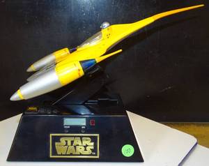 lot 100 image: COLLECTIBLE - STAR WARS NABOO STAR FIGHTER HORLOGE 1999 Lucasfilm Alarm Clock $$