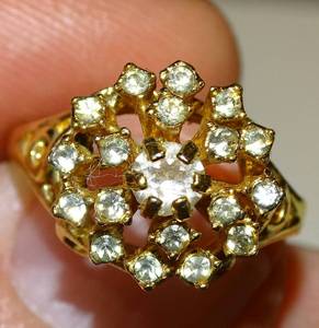 lot 131 image: BEAUTIFUL WOMENS STUDDED CLUSTER RING