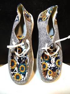 lot 168 image: NEW- WOMENS SIZE 9 FLORAL AND GRAY FOOTWARE (SIMILAR TO HEY DUDE)
