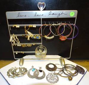 lot 174 image: EARRING STAND WITH CONTENTS AS SHOWN