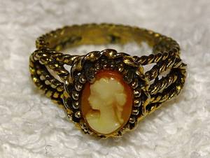 lot 191 image: PRETTY CHILDS CAMEO RING