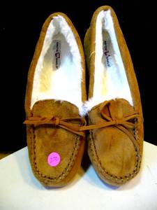 lot 270 image: Arctic Shield Memory Foam Beige Womens 10 House Slipper Shoes