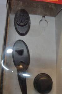 lot 13 image: Kwikset Hawthorn 2pc Handleset - Venetian Bronze Finish