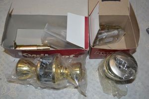 lot 18 image: Kwikset used #400T Keyed Lock Polished Brass and 660 Deadbolt in Brushed Nickel