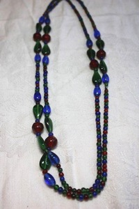 lot 80 image: Blue, red and green glass bead continuous rope necklace. 44L