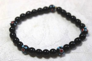 lot 133 image: Black glass bead stretch bracelet with lampwork art glass focal bead.