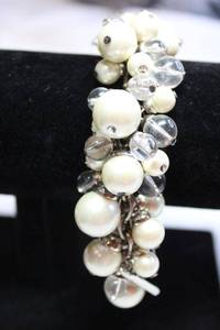 lot 173 image: Clear glass and graduated faux pearl bead dangle bracelet with toggle clasp. 7L
